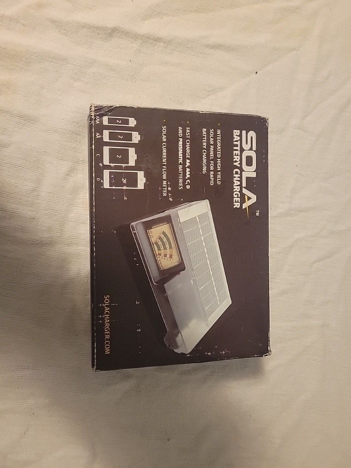 New SOLA Rechargeable Battery Charger Intergrated Hi Yield Solor Panel See Photo