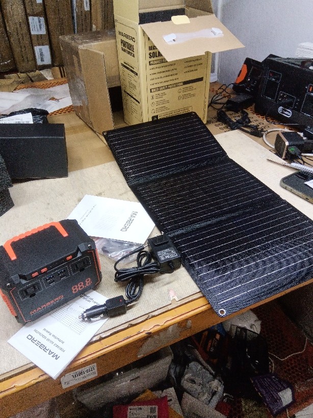 100W 88.8Wh Portable Power Station lithium-ion battery With 30W Solar Panel